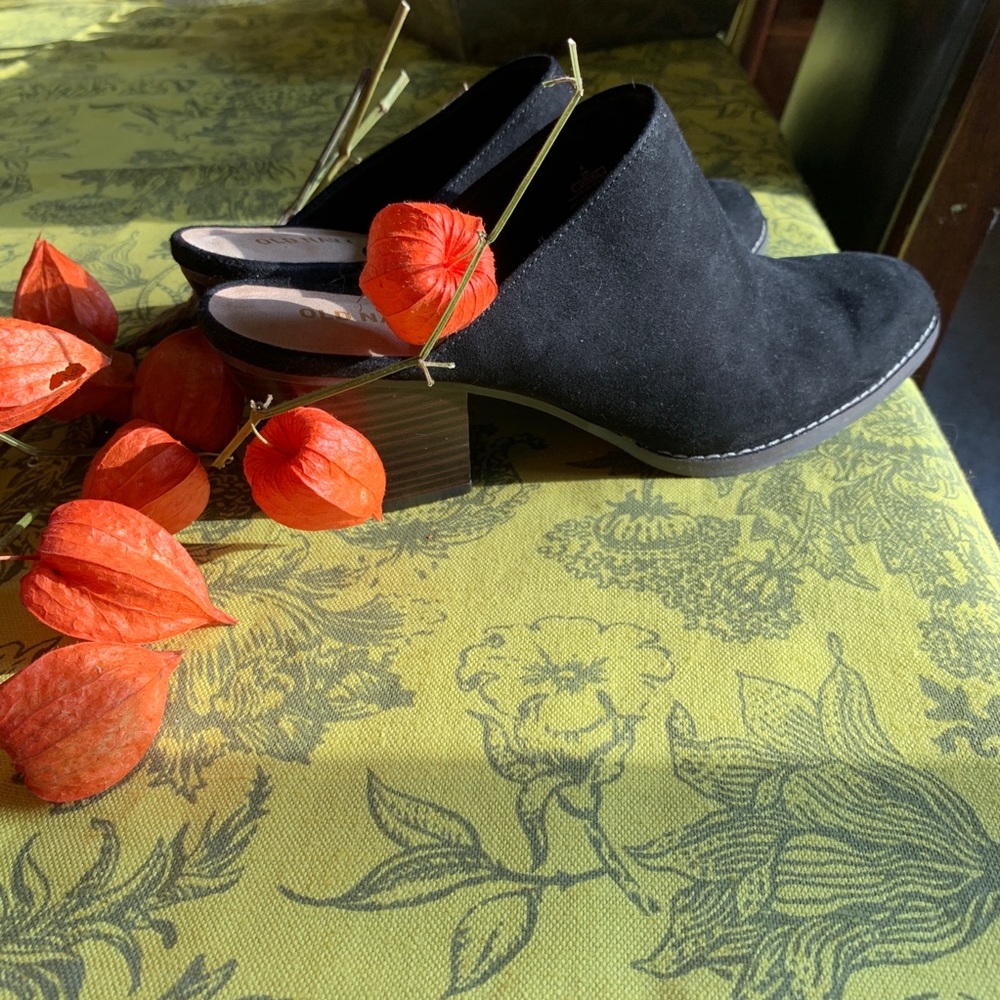 Old navy black suede mules sz 9